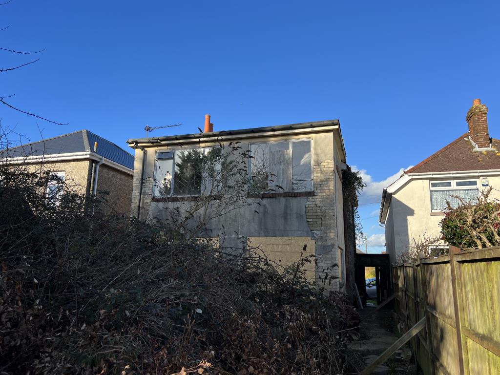 Lot: 71 - HOUSE FOR IMPROVEMENT - Rear elevation and garden